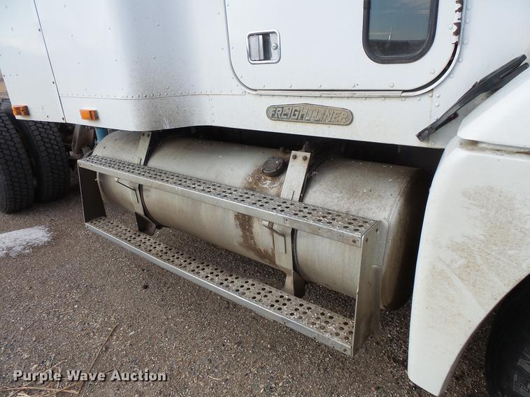 image for item EA9689 1995 Freightliner FLD semi truck