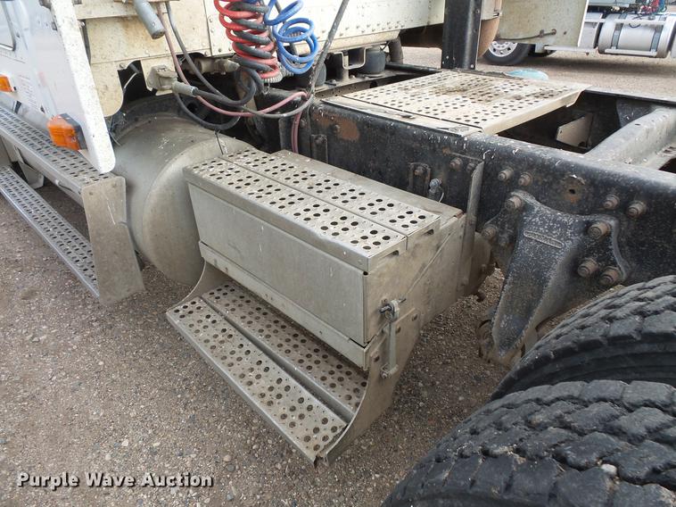 image for item EA9689 1995 Freightliner FLD semi truck