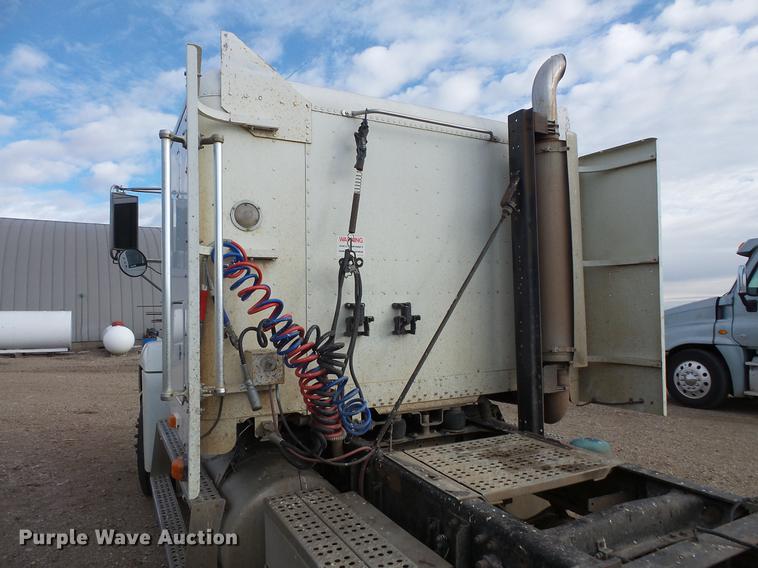 image for item EA9689 1995 Freightliner FLD semi truck