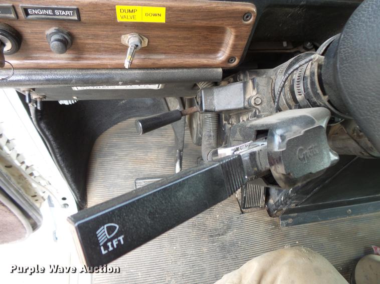 image for item EA9689 1995 Freightliner FLD semi truck