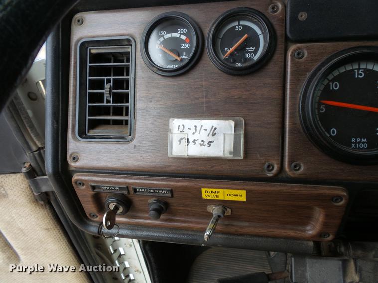 image for item EA9689 1995 Freightliner FLD semi truck