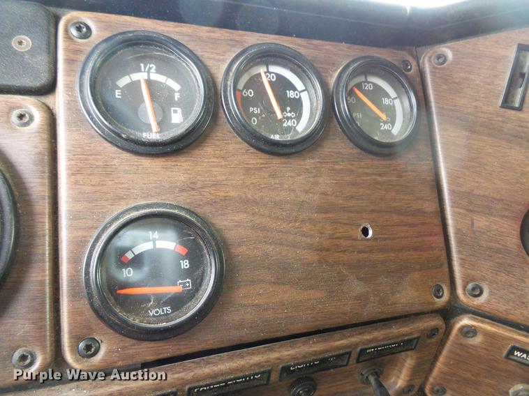 image for item EA9689 1995 Freightliner FLD semi truck