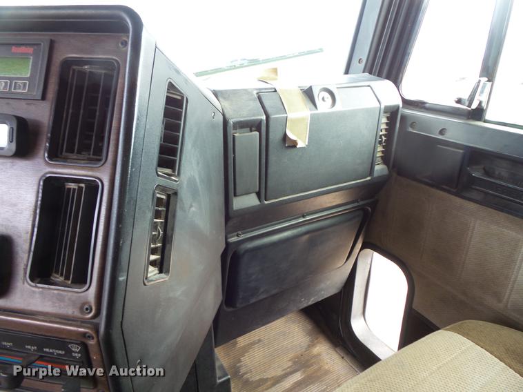 image for item EA9689 1995 Freightliner FLD semi truck