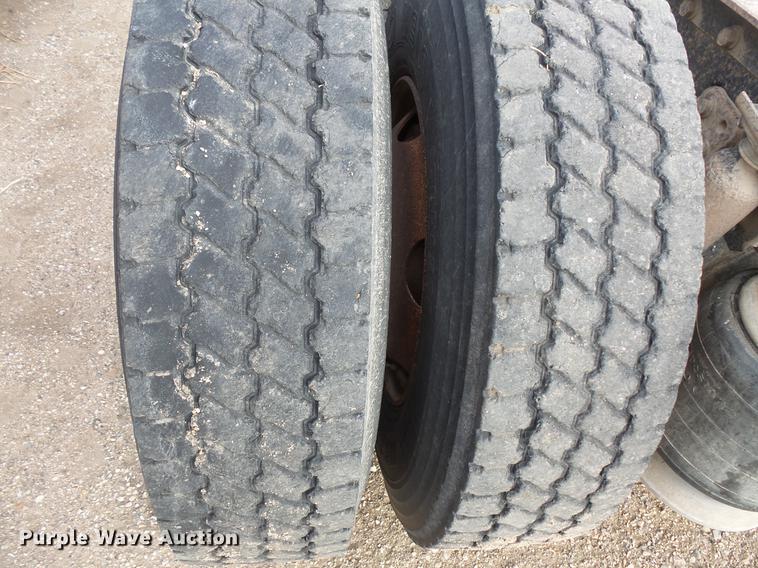 image for item EA9689 1995 Freightliner FLD semi truck