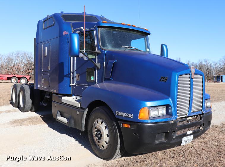 image for item EC9402 1999 Kenworth T600B semi truck