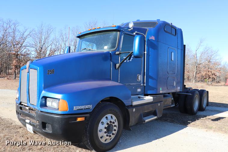 image for item EC9402 1999 Kenworth T600B semi truck