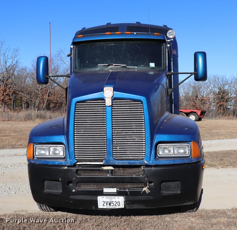 image for item EC9402 1999 Kenworth T600B semi truck