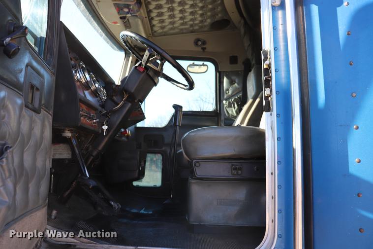 image for item EC9402 1999 Kenworth T600B semi truck