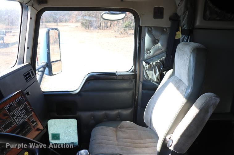 image for item EC9402 1999 Kenworth T600B semi truck