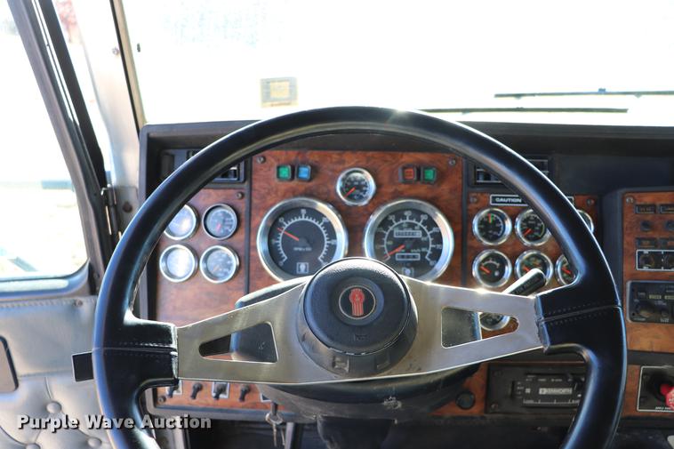 image for item EC9402 1999 Kenworth T600B semi truck