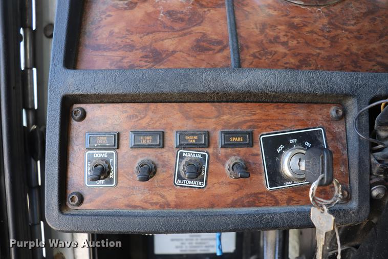 image for item EC9402 1999 Kenworth T600B semi truck