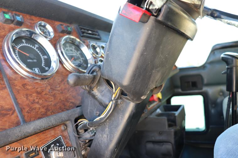 image for item EC9402 1999 Kenworth T600B semi truck