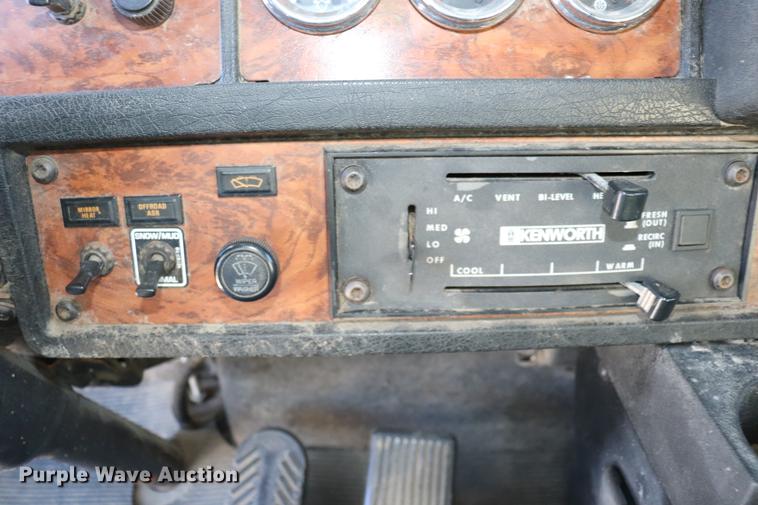 image for item EC9402 1999 Kenworth T600B semi truck