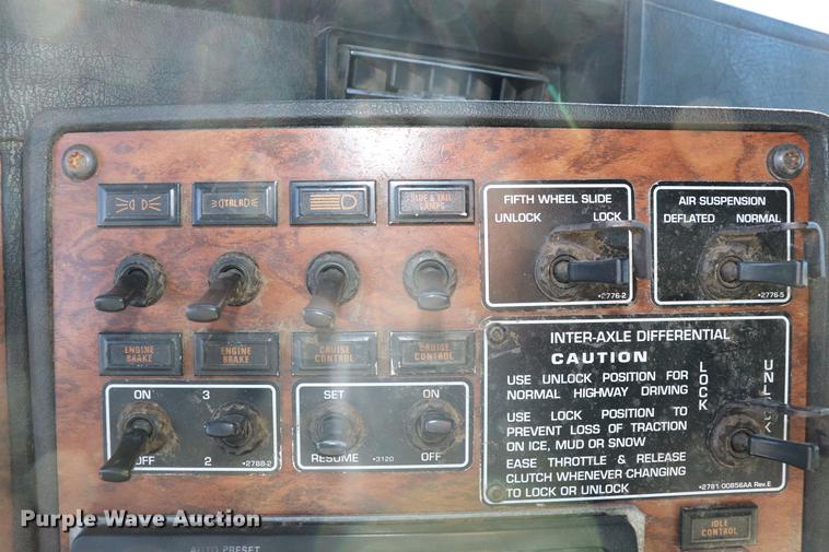 image for item EC9402 1999 Kenworth T600B semi truck