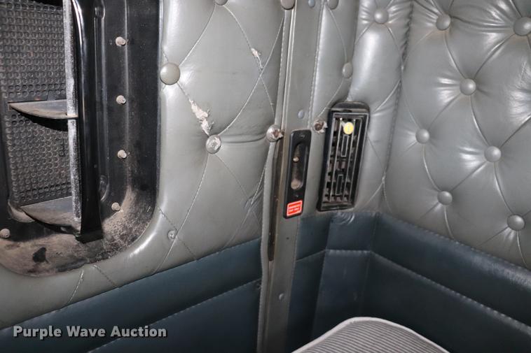 image for item EC9402 1999 Kenworth T600B semi truck