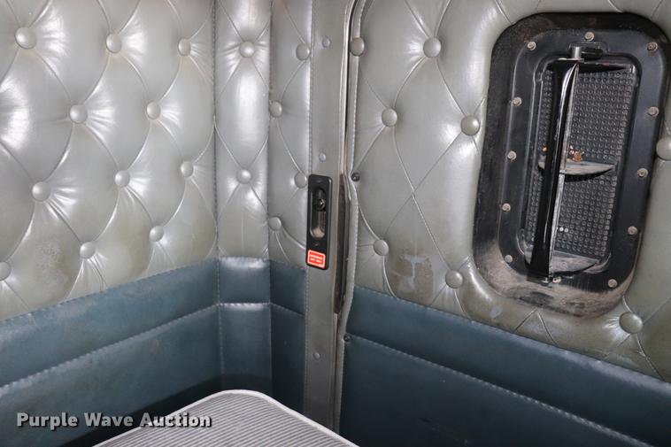 image for item EC9402 1999 Kenworth T600B semi truck