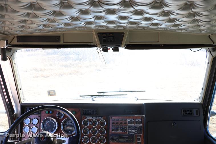 image for item EC9402 1999 Kenworth T600B semi truck