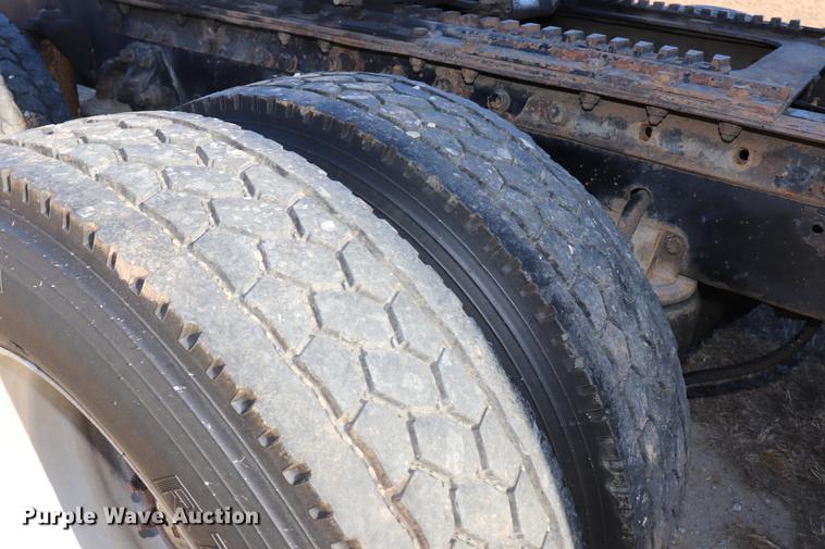 image for item EC9402 1999 Kenworth T600B semi truck