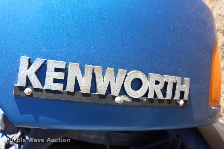 image for item EC9402 1999 Kenworth T600B semi truck