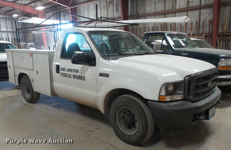 image for item AY9607 2003 Ford F250 Super Duty utility bed pickup truck