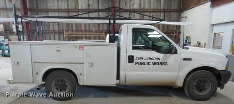 image for item AY9607 2003 Ford F250 Super Duty utility bed pickup truck