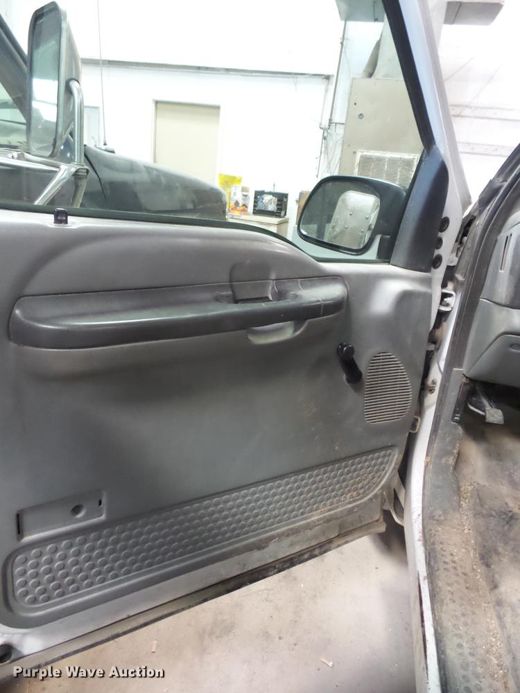 image for item AY9607 2003 Ford F250 Super Duty utility bed pickup truck