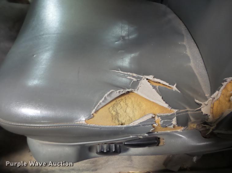 image for item AY9607 2003 Ford F250 Super Duty utility bed pickup truck