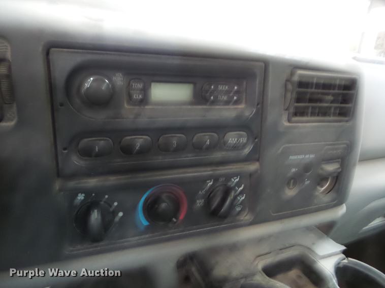 image for item AY9607 2003 Ford F250 Super Duty utility bed pickup truck