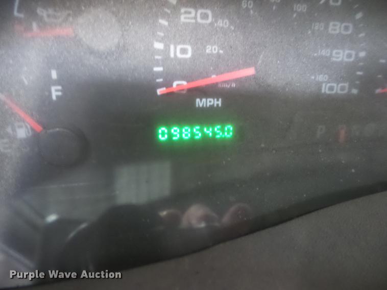 image for item AY9607 2003 Ford F250 Super Duty utility bed pickup truck