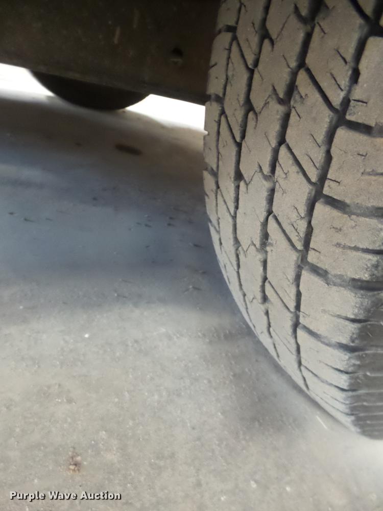 image for item AY9607 2003 Ford F250 Super Duty utility bed pickup truck