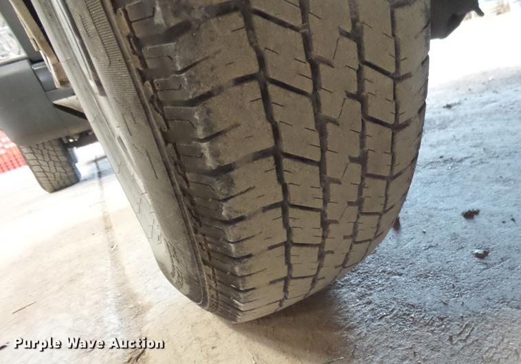 image for item AY9607 2003 Ford F250 Super Duty utility bed pickup truck