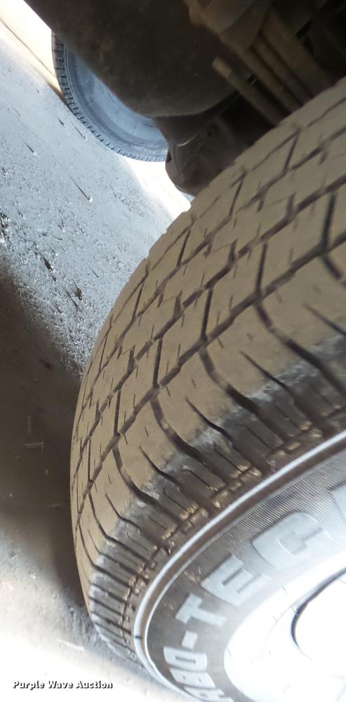 image for item AY9607 2003 Ford F250 Super Duty utility bed pickup truck