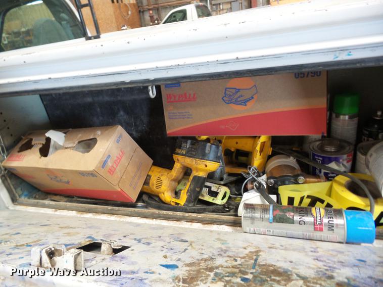 image for item AY9607 2003 Ford F250 Super Duty utility bed pickup truck