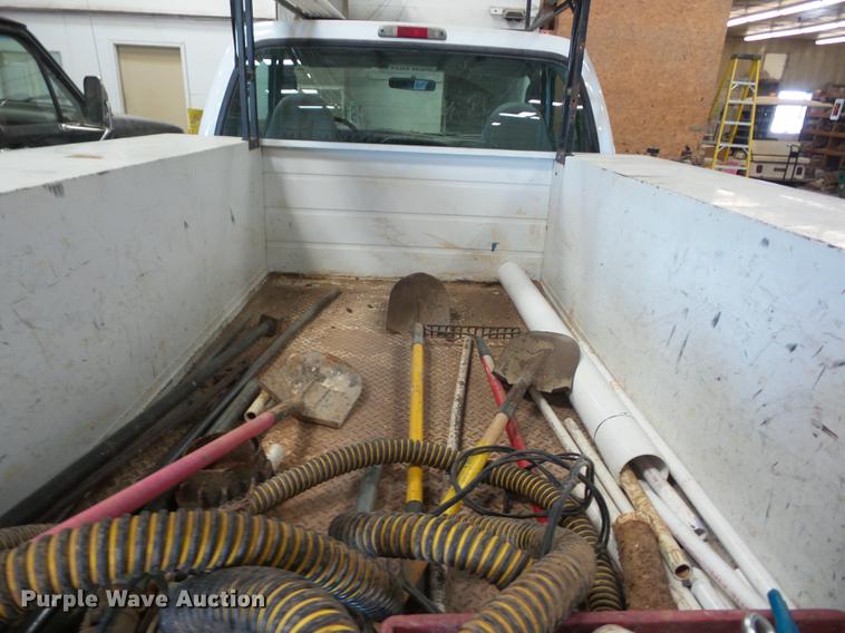 image for item AY9607 2003 Ford F250 Super Duty utility bed pickup truck