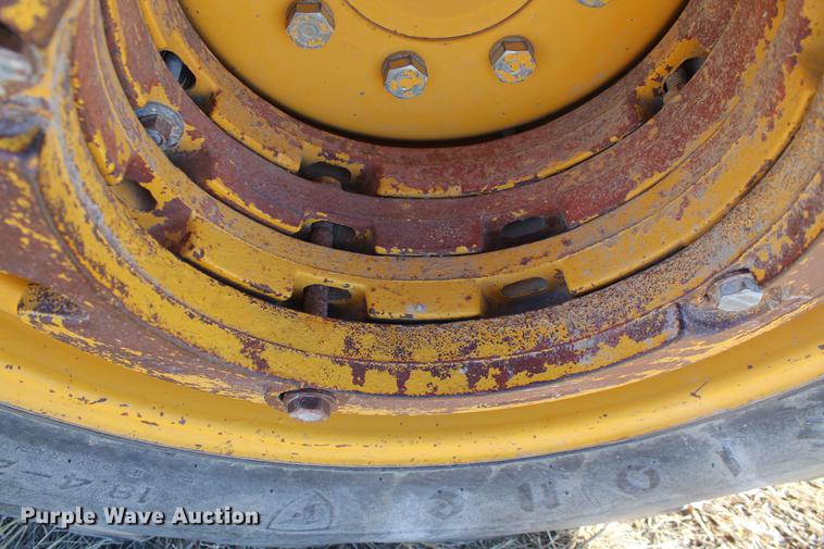 image for item DB6610 1989 John Deere 2755 tractor