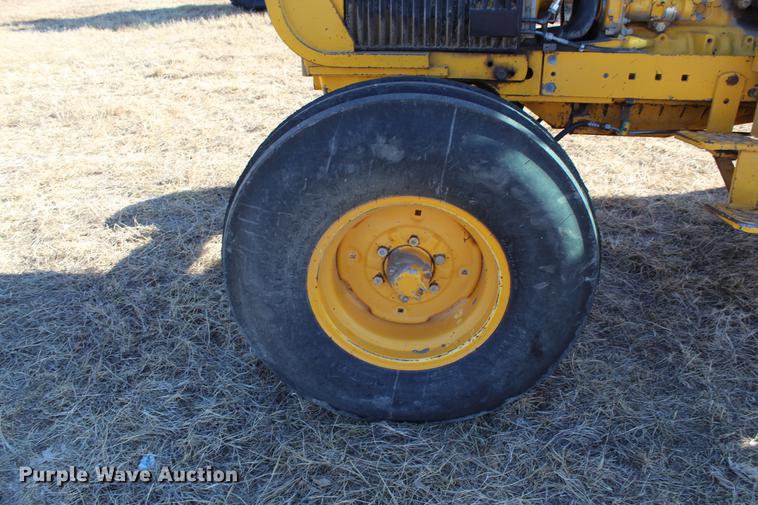 image for item DB6610 1989 John Deere 2755 tractor