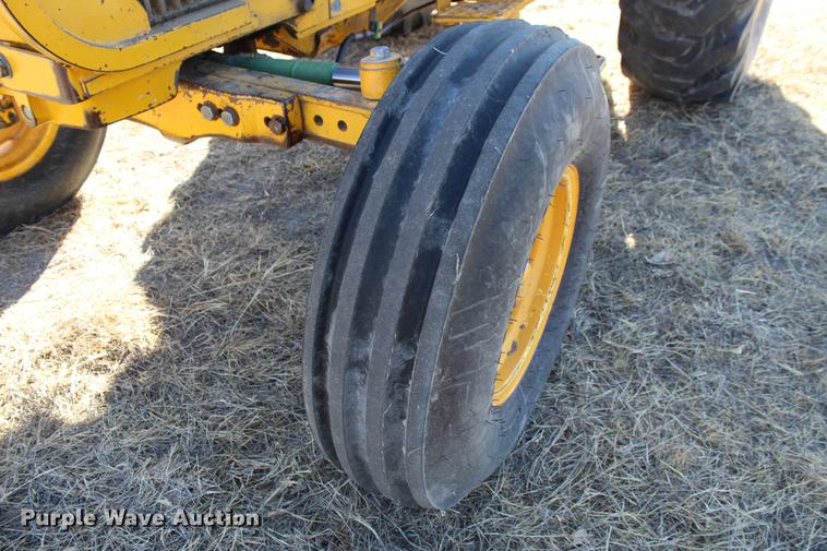 image for item DB6610 1989 John Deere 2755 tractor