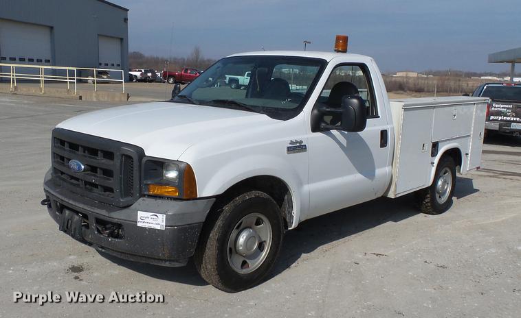 image for item DB7213 2005 Ford F250 Super Duty utility bed pickup truck