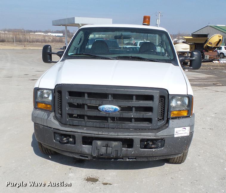 image for item DB7213 2005 Ford F250 Super Duty utility bed pickup truck