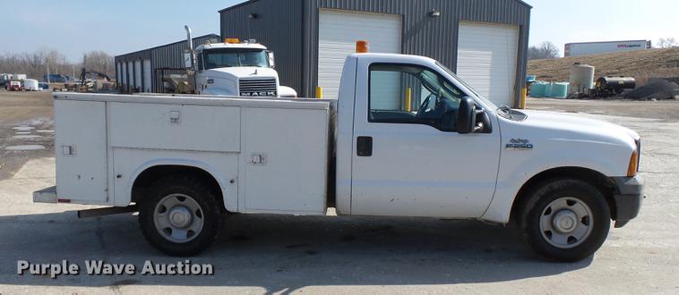 image for item DB7213 2005 Ford F250 Super Duty utility bed pickup truck