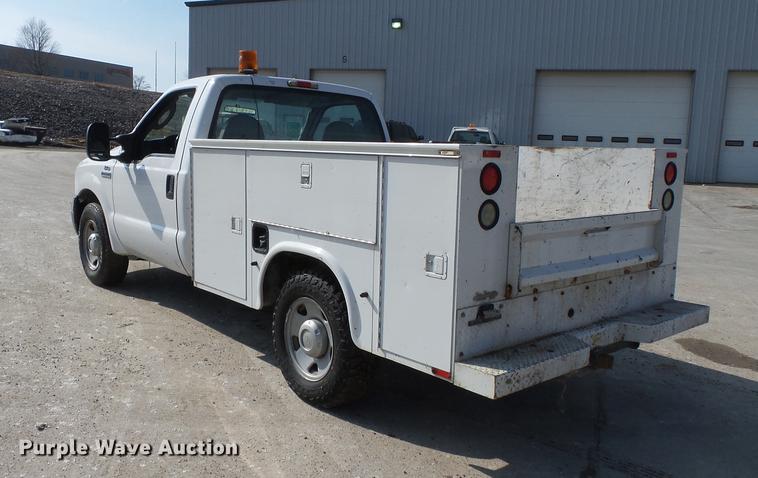 image for item DB7213 2005 Ford F250 Super Duty utility bed pickup truck