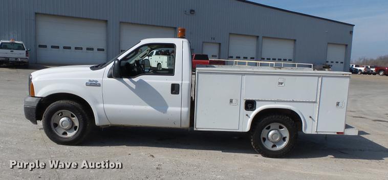 image for item DB7213 2005 Ford F250 Super Duty utility bed pickup truck