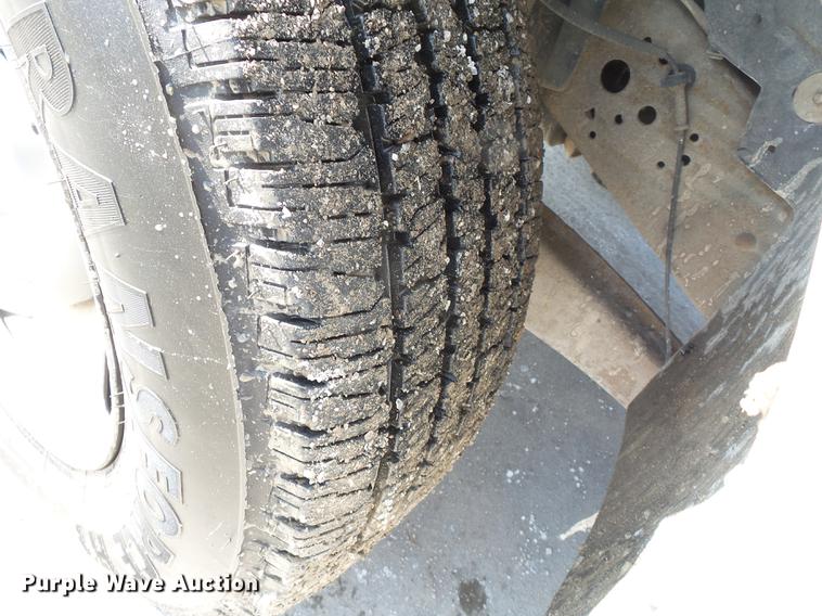 image for item DB7213 2005 Ford F250 Super Duty utility bed pickup truck