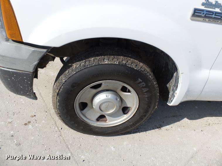 image for item DB7213 2005 Ford F250 Super Duty utility bed pickup truck