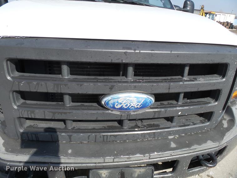 image for item DB7213 2005 Ford F250 Super Duty utility bed pickup truck