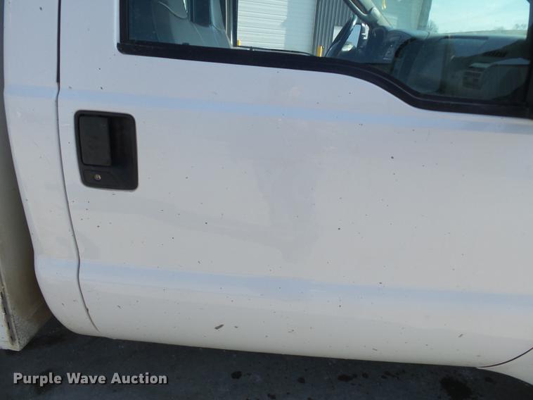 image for item DB7213 2005 Ford F250 Super Duty utility bed pickup truck