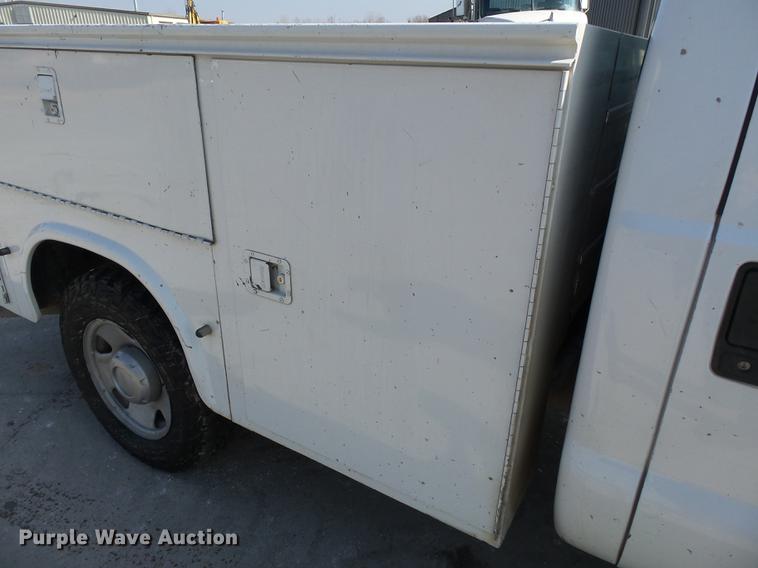 image for item DB7213 2005 Ford F250 Super Duty utility bed pickup truck