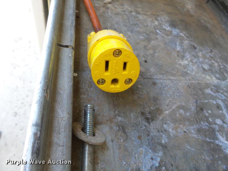 image for item DB7213 2005 Ford F250 Super Duty utility bed pickup truck