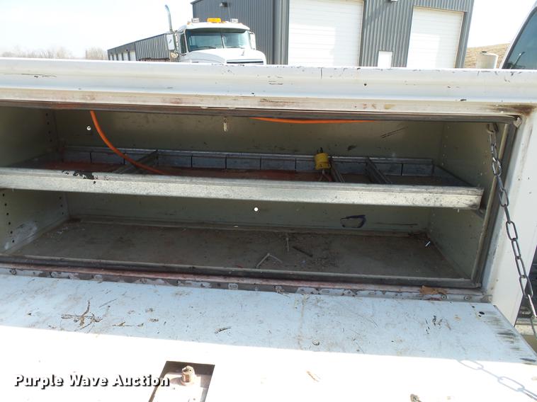 image for item DB7213 2005 Ford F250 Super Duty utility bed pickup truck