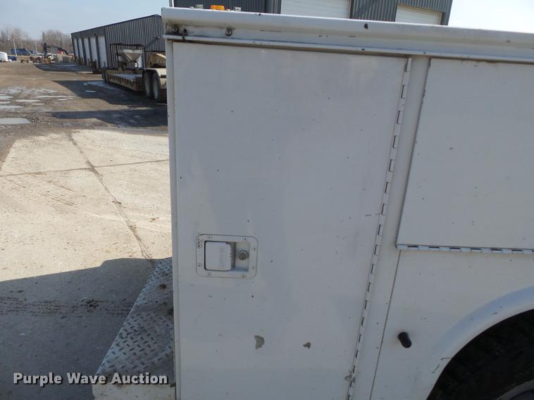 image for item DB7213 2005 Ford F250 Super Duty utility bed pickup truck